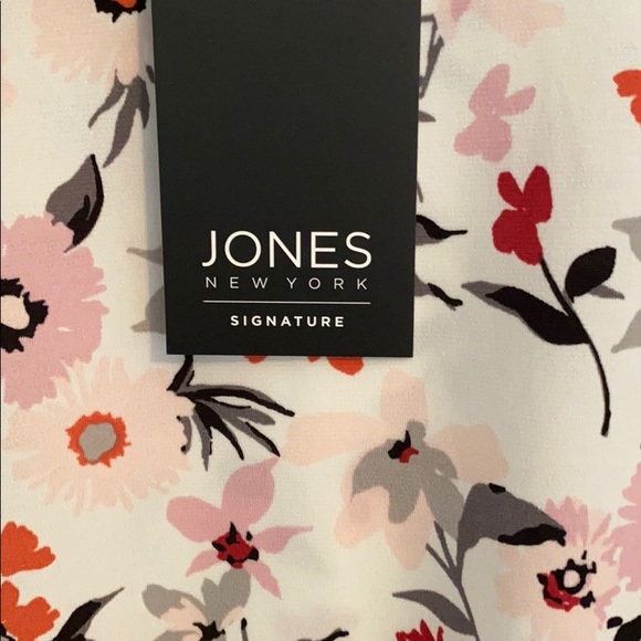 NWT! Jones New York floral, twisted front blouse - Picture 2 of 12